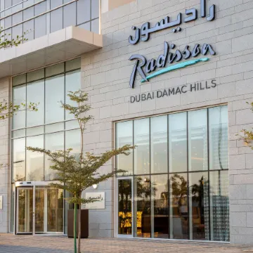 Radisson Hotel Dubai, Damac Hills Отели рядом с достопримечательностью «Комплекс Дубай-Студио-Сити»