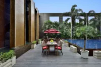 Radisson Noida - مسبح