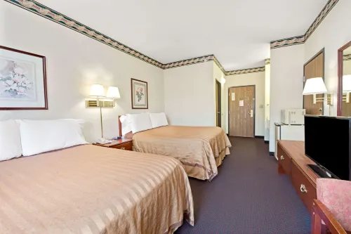 Travelodge by Wyndham St. Louis Hotels in Berkeley