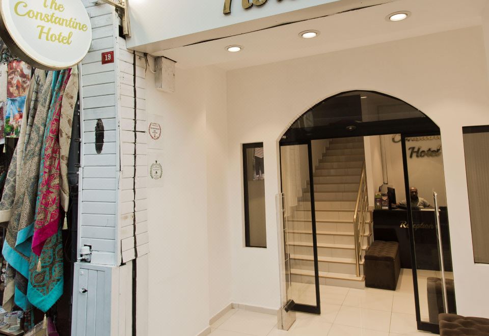 [이스탄불 트램 정류장 근처 거리 전경]