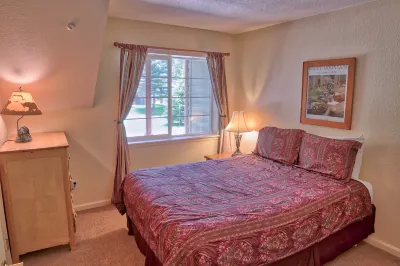 Access to Hot Tub and Nearby Ski Resorts - Charming Cozy Oasis