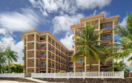 Pia Hotel Pandan Beach Resort Отели в г. Центральное Тапанули