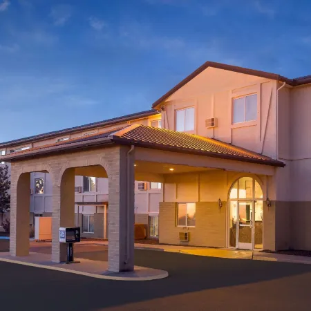 Super 8 by Wyndham Holbrook