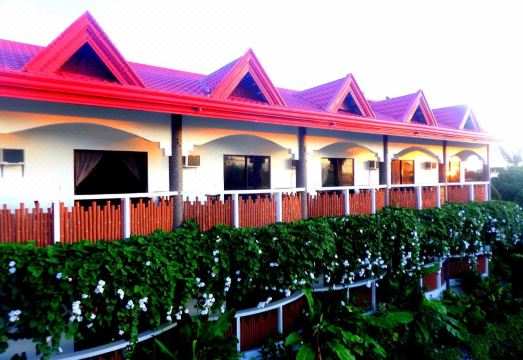 오아시스 리조트 앤드 스파의 수영장과 휴식 공간