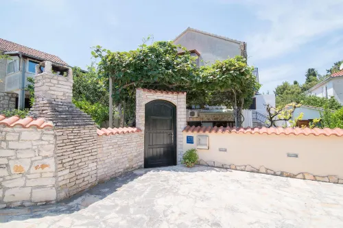 Apartments Nataša فنادق في Milna