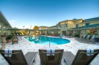 Town & Country Inn and Suites - bar
