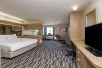 Baymont Inn & Suites by Wyndham Anchorage Airport - Airport Shuttle