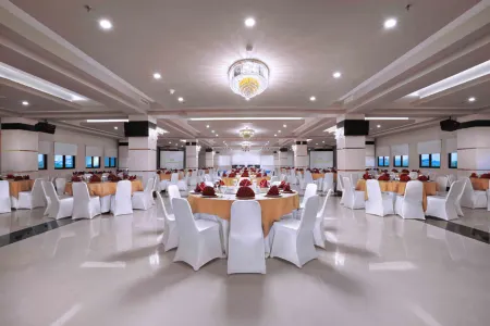 CK Tanjungpinang Hotel and Convention Centre Отели рядом с достопримечательностью «Banyan Tree Temple»