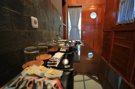 Glamping at Taman Wisata Alam Sevillage Puncak Отели рядом с достопримечательностью «Botanic Garden Cibodas»