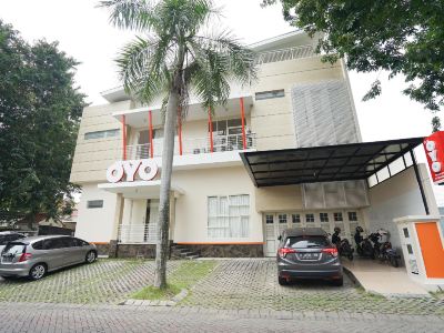 RedDoorz Near Unesa Citraland Surabaya