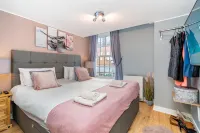 Central Apartment with 55” Smart TV+Netflix Hotels in Andover