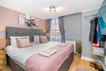 Central Apartment with 55” Smart TV+Netflix Отели рядом с достопримечательностью «St Michael and All Angels West Andover and Preschool»