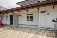 RedDoorz @ Meruya 2 Hotel dekat Taman Pintu Kampung Blok DD Palm Ganda Asri 2