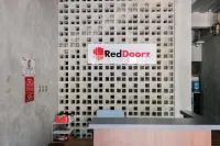 RedDoorz Near Trans Studio Mall Cibubur 3
