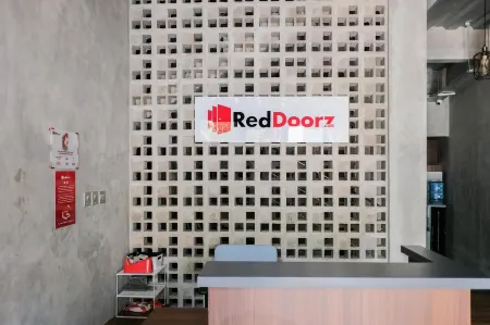 RedDoorz Near Trans Studio Mall Cibubur 3 Отели в г. Cimanggis