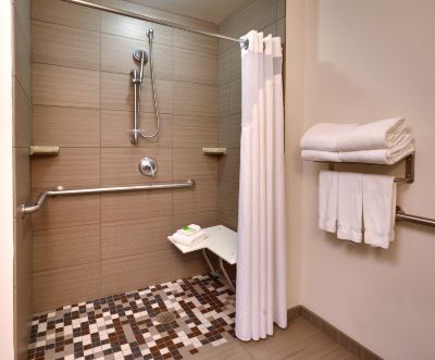 シャワー付きバリアフリーの標準キングサイズベッドルーム