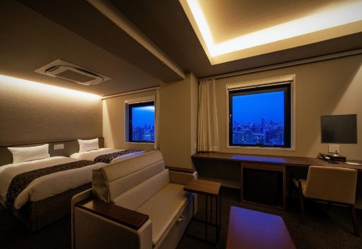 호텔 근처 편의점 및 주변 풍경