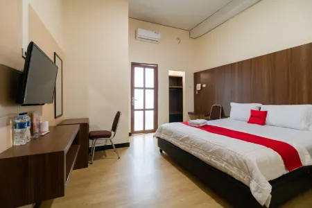 RedDoorz Plus Near Ramayana Pematangsiantar Отели в г. Bah Kapul