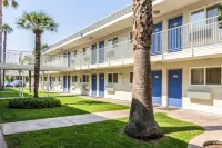 Motel 6 Bakersfield, CA - East