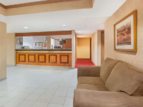 Super 8 by Wyndham Defiance ディファイアンスのホテル