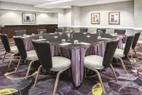 La Quinta Inn & Suites by Wyndham San Antonio Riverwalk - Business