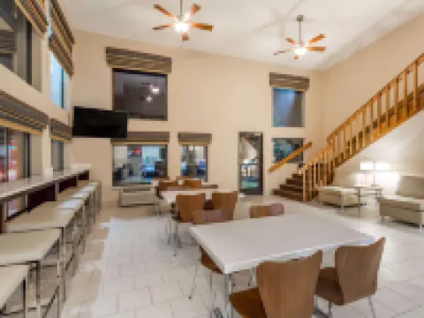 Super 8 by Wyndham Longmont/Twin Peaks Hotels in Longmont