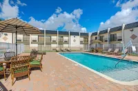 Days Inn & Suites by Wyndham Tampa near Ybor City - Balcony
