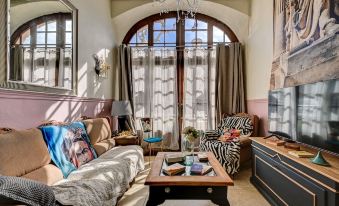 a cozy living room with two couches , one on the left side and the other on the right side at Hotel des Artistes