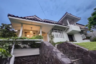 Hillside Bliss Villa Hotels in Sekeloa