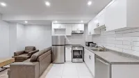 Charming 2- Bedroom with Free Parking Space
