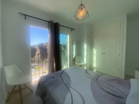 New Renovated Family Home above Swimming Pool!