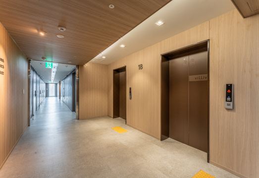 홈즈스테이 명동의 모던한 객실 내부