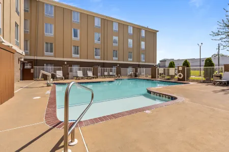 Holiday Inn Express & Suites Starkville Отели в г. Октибэха