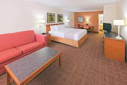 Super 8 by Wyndham San Antonio Near SeaWorld Ingram Park