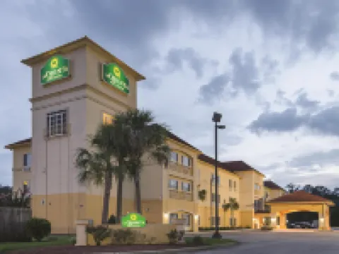 La Quinta Inn & Suites by Wyndham Mobile Satsuma / Saraland Hotel a 