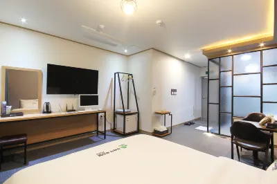 Gunsan Dubai Drive-in Motel Hotels near Gyeongamdong Railroad Town