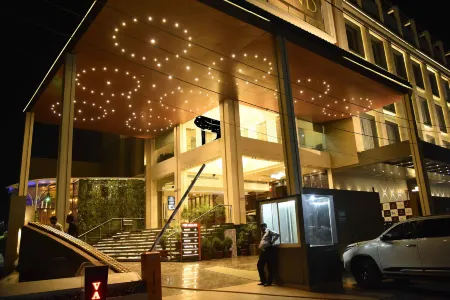 Dng the Grand Hotel Отели рядом с достопримечательностью «Moti Jheel»