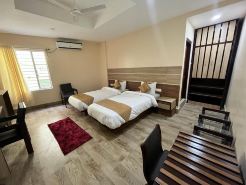 Hotel Magic Square(1 Km Away from Train Station)