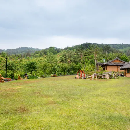 Yangyang Cheongjong Healing Forest Pension Отели рядом с достопримечательностью «Пляж Хаджодэ»