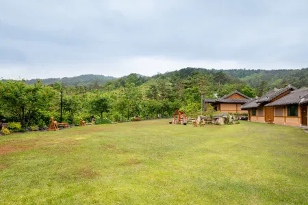 Yangyang Cheongjong Healing Forest Pension Отели рядом с достопримечательностью «Yangyang Surfyy Beach»