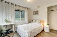 Walk to Beach and Lake Access Cozy Redmond Apt!