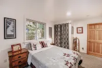 Mt Baker Lodging's Cabin #1 - with Wifi, Hot Tub, Pet Friendly