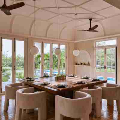 LohonoStays Estate de Frangipani Dining/Meeting Rooms