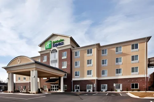 Holiday Inn Express & Suites Statesville by IHG - parking