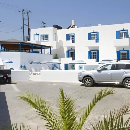 Blue Dolphin Studios and Apartment