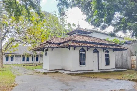 RedDoorz @ Hotel Padjajaran Tasikmalaya Отели рядом с достопримечательностью «Teknik Informatika»