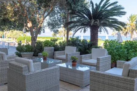 Natura Beach Hotel and Villas Отели рядом с достопримечательностью «Latchi Yachting»