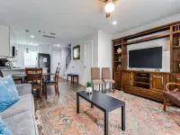 Minutes to trendy spots, free parking, new inside!