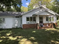 Romantic House on the Lake-Hot Tub Pet Friendly-Kayaks-Fishing Boat. Sleeps 8
