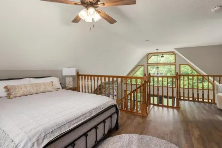 Lakefront 3-bedroom cottage on Watts Bar Lake with boat slip!